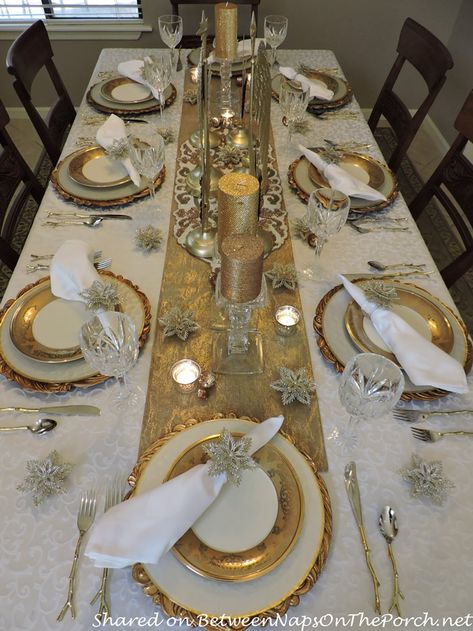 Gold Table Christmas Decorations, White Christmas Table Settings Ideas, White And Gold Dining Table Decor, Xmas Table Decoration, Christmas Dinner Party Table Decor Centerpiece Ideas, Christmas Dinner Decor Ideas, Decoration Table Noel, Dining Table Christmas Decor, Christmas Dinner Table Ideas