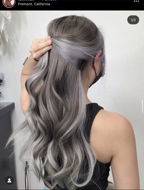 Violet Blonde Balayage, White Hair Balayage, Short Hair Grey, Ash Gray Hair, Grey Hair Colour, Silver Hair Short, Ootd 2022, Lavender Hair Colors, Hair Color Underneath