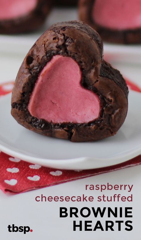 A perfect Valentine's Day treat - a rich chocolaty fudge brownie shaped like a heart stuffed with another heart made of raspberry cheesecake. Bake some rich fudgy brownies, shaped like hearts and stuffed with pink raspberry cheesecakes, and you'll be getting a whole lot of loving this Valentine's Day. Baking Valentines Day, Baking Valentines, Brownie Hearts, Raspberry Cheesecakes, Pink Raspberry, Fudge Brownie, Delicious Brownies, Valentines Day Food, Raspberry Cheesecake