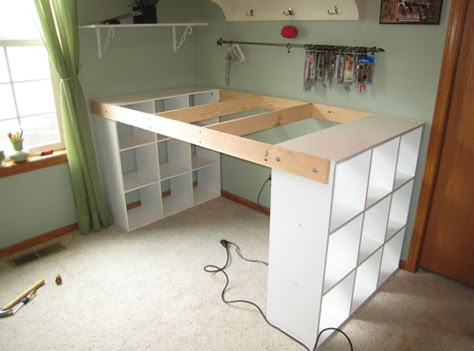 Diy Seng, Bed With Desk Underneath, Diy Crafts Desk, Diy Loft Bed, Ikea Bookshelves, Ikea Shelves, Decor Ikea, Craft Desk, Bed Plans