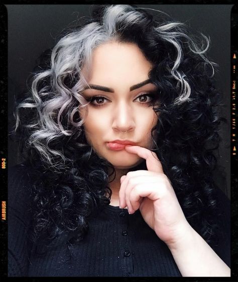 Hair Ideas White Streak In Hair, Dyed Curly Hair, Split Dyed Hair, White Hair Color, Blonde Streaks, Fesyen Rambut, Hair Color Streaks, Hair Streaks, Split Hair