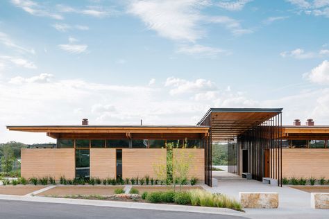 Michael Hsu Office Of Architecture, U Shaped Architecture, Dropoff Area Architecture, L Shape Architecture, Mixed Use Architecture, Architecture 2023, Ranch Architecture, Michael Hsu, Rammed Earth Homes