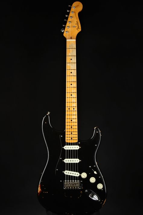 Gilmour Black Strat Black Stratocaster, David Gilmour Guitar, Strat Guitar, Guitar Cable, Sleeve Ideas, Famous Black, Seymour Duncan, David Gilmour, Sleeves Ideas