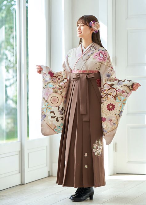 Hakama Women, Traditional Japanese Outfit, Womens Kimono Traditional, Japanese Yukata Women, Hakama Kimono, Imperial Aesthetic, Fancy Kimono Traditional, Kimono Outfit Japanese Anime, Yukata Women