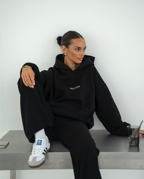 casual monday attire Street Hoodie Style, Comfortable Hoodie Outfit, Chilled Winter Outfits Casual, Hoodie Instagram Story, Legging Hoodie Outfit, Black Sweat Set Outfit, Exam Outfit Comfy, Chill Photo Ideas, Styling Hoodies Women