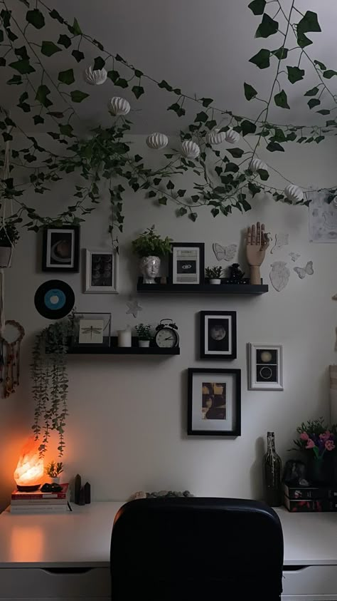 Green Black Room Ideas, Black Shelves Bedroom, Cuartos Dark, Room Decor Black Furniture, Dark Green Rooms, Green Room Decor, Cheap Room Decor, Easy Diy Room Decor, Desk Inspo