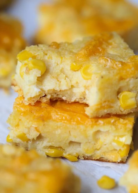 Creamy Cheesy Cornbread is a cross between cornbread and corn casserole that you can eat with your hands! It's the perfect side dish for any BBQ! Cheesy Cornbread, Easy Summer Side Dishes, Cornbread Easy, Cheesy Corn, Cornbread Casserole, Cornbread Recipe, Creamy Corn, Corn Casserole, Summer Side Dishes