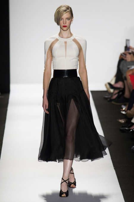 Nyfw Runway, London Fashion Weeks, Fashion Week 2015, Carmen Marc Valvo, Ny Fashion, Classy Aesthetic, 2021 Fashion, Classic Fashion, Black White Fashion