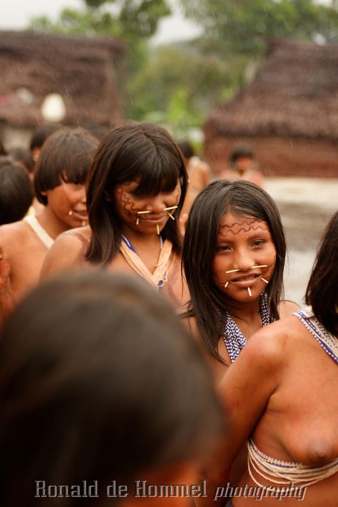 Viriunaveteri, Venezuela. Yanomami women dancing a tribal dance. The village of Viriunaveteri consists of 15 huts around a muddy square. It's situated in the Venezuelan Amazone several days by boat from the nearest town. This community on the banks of the Casiquiare is one of the few Yanomami villages that actually has some contact with the outside world. Most other tribes live deeper in the jungle. Yanomami Tribe, Amazon Tribe, Women Dancing, Amazon Rainforest, Native American Tribes, Outside World, In The Jungle, The Village, Woman Face