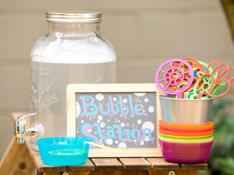 Bubble Station, Kids Bubbles, Birthday Party Activities, Party Hacks, Outdoor Activities For Kids, Clever Hacks, Backyard Party, Party Entertainment, Party Activities