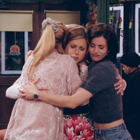 Rachel Monica And Phoebe, Monica And Phoebe, Rachel Monica Phoebe, Lisa Kudrow, Friends Scenes, Friends Episodes, About Friends, Phoebe Buffay, Female Friendship