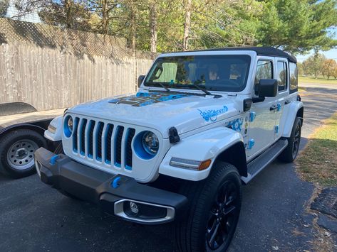 White Jeep Blue Accents, White Jeep Wrangler With Blue Accents, White Jeep With Blue Accents, Chief Blue Jeep Wrangler, Jeep Wrangler Exterior Ideas, White Jeep Wrangler Accessories, Jeep Wrangler Accessories Interiors, Jeep Sahara Unlimited, Blue Headlights