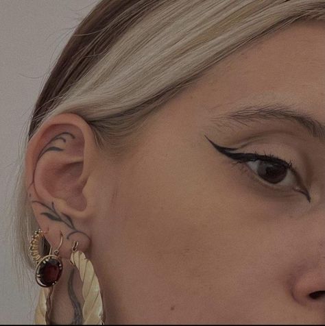 Minimalistic Ear Tattoo, Leaves Behind Ear Tattoo, Edgy Ear Tattoo, Wrap Around Ear Tattoo, Ear Tattoo Healed, Fairy Tattoo Behind Ear, Minimalist Ear Tattoo, Subtle Face Tattoos, Leaf Ear Tattoo