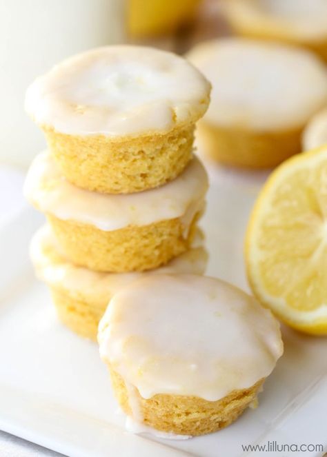 Recipe; Lemon Blossoms - a delicious bite-size lemon treat with homemade glaze on top. SO addicting and yummy! Chocolate Fairy Cakes, Toffee Bites, Chocolate Covered Cheesecake, Strawberry Lemonade Cake, Oreo Cheesecake Bites, Mini Cheesecake Bites, Strawberry Shortcake Cookies, Peanut Butter Cup Brownies, Mini Caramel Apples