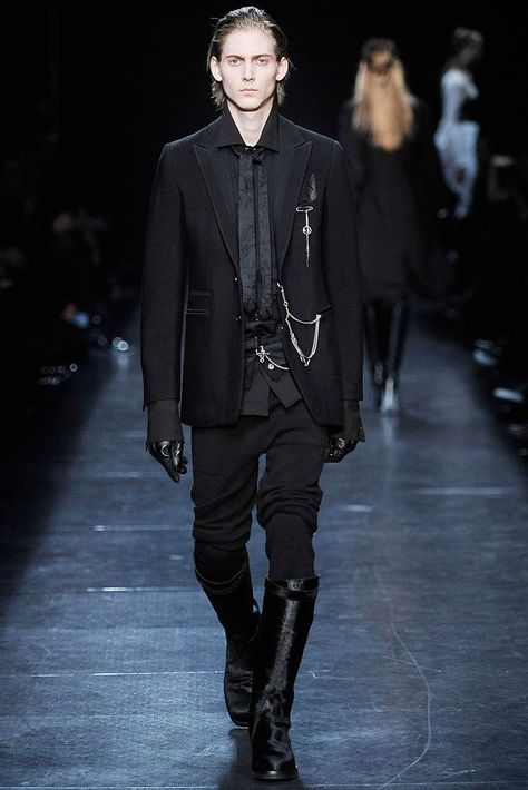 Ann Demeulemeester Fall 2009 Ready-to-Wear Fashion Show - Louis De Castro (BANANAS) #gothicfashion Goth Guys, Gothic Men, Black Suit, Ann Demeulemeester, Mode Inspo, Dark Fashion, Fashion Mode, Mode Inspiration, Goth Fashion