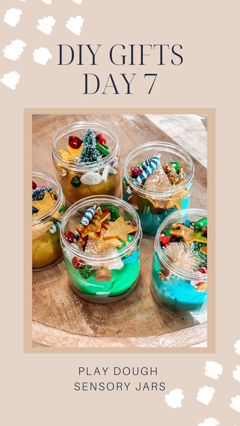 Diy Play Doh Jars, Sensory Kit Party Favor, Sensory Play Dough Kits, Diy Playdough Kit Party Favor, Diy Playdoh Kits, Playdoh Sensory Jar, Christmas Playdough Ideas, Diy Sensory Party Favors, Play Doh Sensory Kits