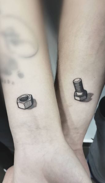 Couples Hand Tattoos, Him And Her Tattoos, Tattoo Leggings, Partner Tattoos, Maching Tattoos, Cute Matching Tattoos, Best Couple Tattoos, Couple Matching Tattoo, Cute Couple Tattoos