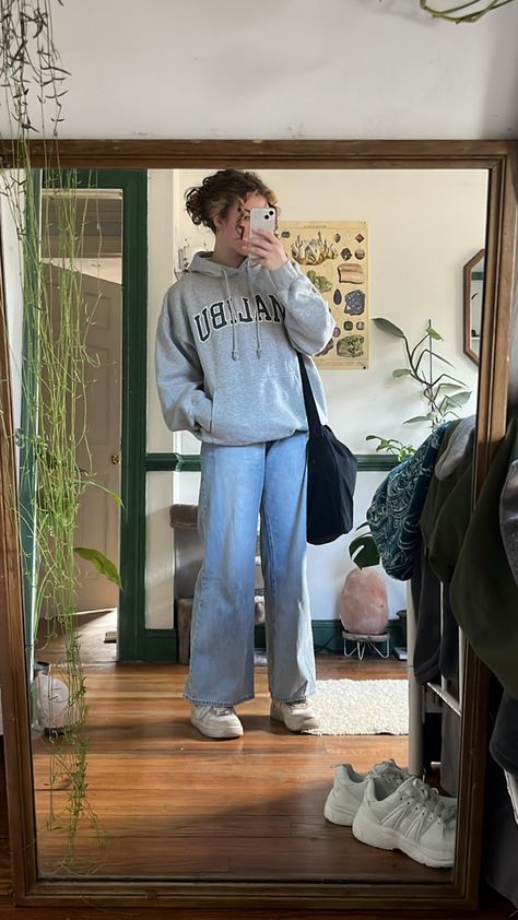 College Sweatshirt Outfit Aesthetic, University Outfits Women, Rainy Day Study Outfit, Cute Outfits University, College Core Outfits, College Hoodies Aesthetic, Uni Style Student, Study Outfit Aesthetic College, Winter University Outfits Casual