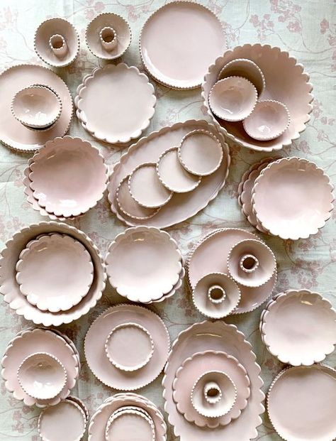 Scalloped Plates, Ceramic Cafe, Painted Ceramic Plates, Ceramics Pottery Art, Ceramic Tableware, Modern Ceramics, Ceramic Clay, Ceramic Plates, Organic Shapes