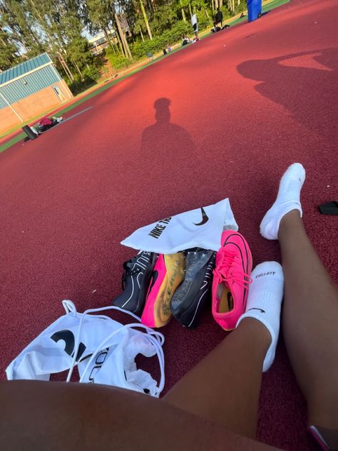 Track Vision Board Ideas, Track Girl Aesthetic Black, Cute Track Practice Outfits, Track Astetics, Track Aesthetic Black Women, College Track Aesthetic, Track Workout Outfits, Track Girls Aesthetic, Track Practice Outfits Winter