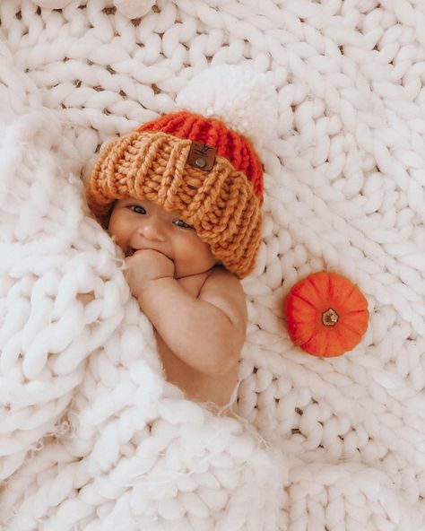 Fall Baby Photos, Fall Baby Pictures, Foto Kids, Jumbo Yarn, Foto Baby, Handmade Knit, Newborn Shoot, Knit Hats, Holiday Baby