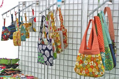 Hand Bag Display Ideas, How To Display Tote Bags At A Craft Fair, Tote Bag Display Craft Fair, Tote Bag Display, Craft Stall Display, Craft Booth Design, Purse Display, Stall Display, Craft Show Booths