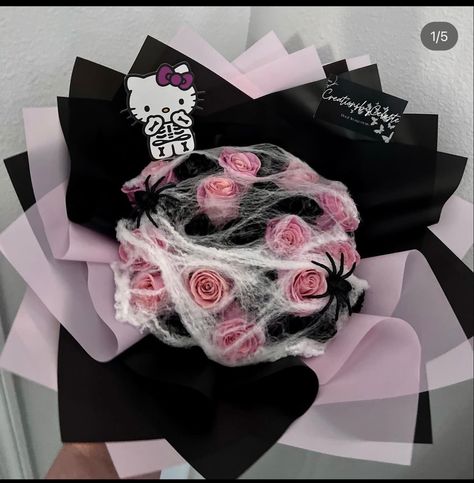 Spooky Hello Kitty Bouquet, Crochet Halloween Flower Bouquet, Hello Kitty Ribbon Bouquet, Flower Bouquet Halloween, Halloween Flowers Bouquet, Spooky Bouquet Ideas, Halloween Ramos, Fall Rose Bouquet, Halloween Flower Bouquet