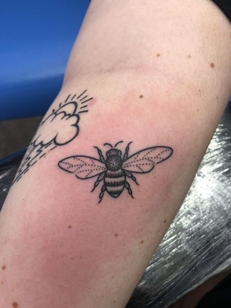 Blackwork Bee Tattoo, Bee Flash Tattoo, Bee Tattoo Traditional, Bee Tattoo Outline, Bee Tatoos Ideas, Paramore Tattoo Ideas, Traditional Bee Tattoo, Small Filler Tattoo Ideas, Simple Bee Tattoo