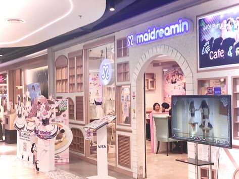 Maiddreamin bangkok thailand cutesy maid cafe Maid Cafe Exterior, Maid Cafe Aesthetic, Girly Cafe, Trans Comic, Butler Cafe, Japan Core, Cafe Japan, Cafe Exterior, Maid Cafe