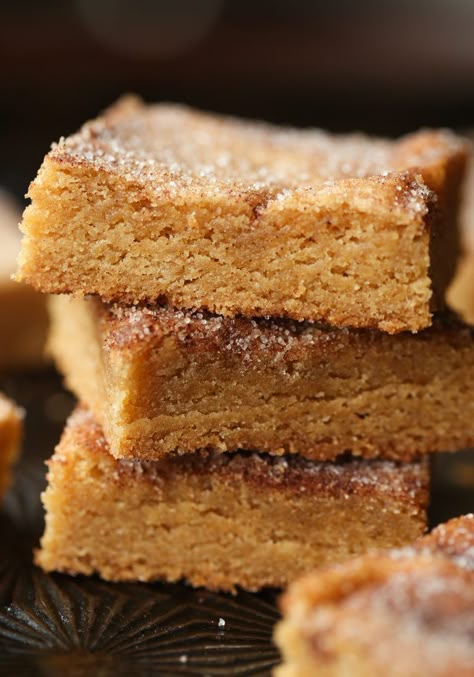 Churro Bars! These are chewy and loaded with cinnamon sugar! Just like a churro in bar form! Churro Bars, Fajita Dinner, Churro Bar, Churro Dessert, Bars Cookies, Sweet Bar, Christmas Cookie Exchange, Browned Butter, Mexican Dessert