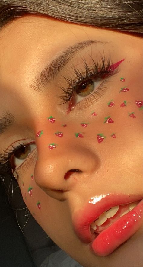 Strawberry Eyeshadow Look, Fruit Eye Makeup, Strawberry Shortcake Makeup Ideas, Strawberry Themed Makeup, Cute Strawberry Makeup Look, Strawberry Make Up Look, Strawberry Shortcake Makeup Halloween, Strawberry Shortcake Rave Outfit, Strawberry Rave Outfit