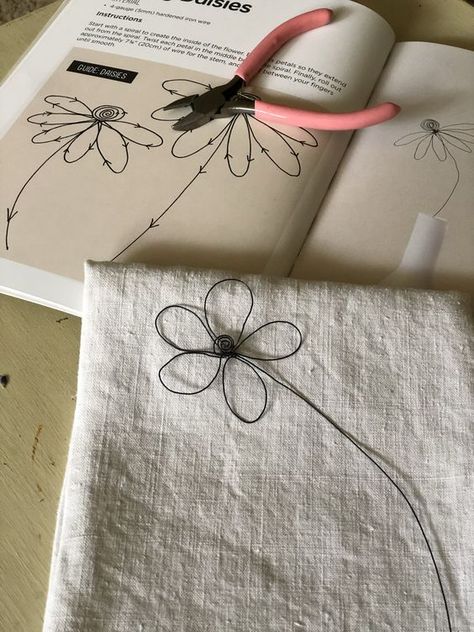 Springtime Crafts, Wire Jig, Diy Fleur, Wire Art Sculpture, Wire Diy, Wire Flowers, Slow Stitching, Wire Sculpture, Wire Crafts