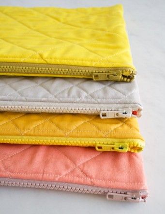 Quilted Pouches, Easy Zipper Pouch, Diy Sy, Pouch Sewing, Zipper Pouch Tutorial, Pouch Tutorial, Purl Soho, Zipper Pouches, Techniques Couture