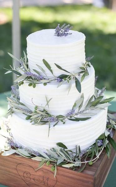 How to use Lavender in your wedding – Confetti Sweethearts Wedding Cake Recipes, Lavender Wedding Theme, Lavender Wedding Cake, Lavender Bridesmaid, Lavender Bridesmaid Dresses, Big Wedding Cakes, Summer Wedding Cakes, Amazing Wedding Cakes, Wedding Cake Rustic