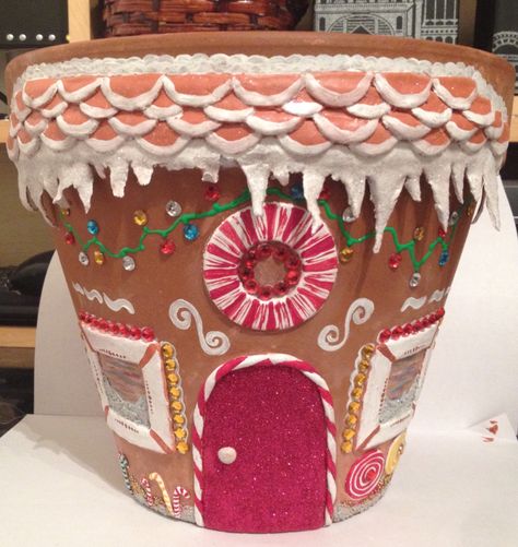 Gingerbread house plant pot :-) x Terracotta Gingerbread House, Terra Cotta Gingerbread House, Gingerbread Clay Pots, Clay Pot Projects, Mini Clay, Gingerbread Crafts, Flower Pot Art, Terra Cotta Pot, Christmas Craft Fair