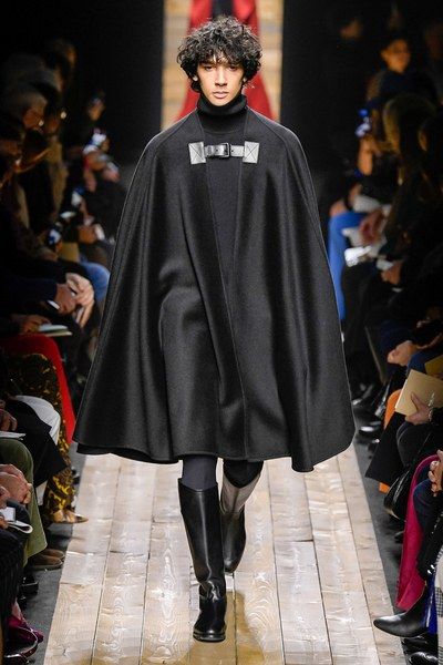 Michael Kors Collection Fall 2020 Ready-to-Wear Collection - Vogue Mens Cape, Michael Kors Fall, Cape Fashion, Men Stylish Dress, Fresh Outfits, Mens Luxury Fashion, Mode Casual, Fantasias Halloween, Michael Kors Collection