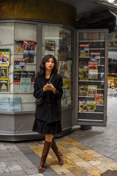 Brown Suede Boots With Skirt, Outfits With Under The Knee Boots, Black Knee High Boots Midi Skirt Outfit, Office Knee High Boots Outfit, Midi Dress High Boots, Dark Brown Leather Boots Outfit, Maxi And Boots Outfit, Dark Brown Boots Outfit Fall, Knee High Boots Brown Outfit