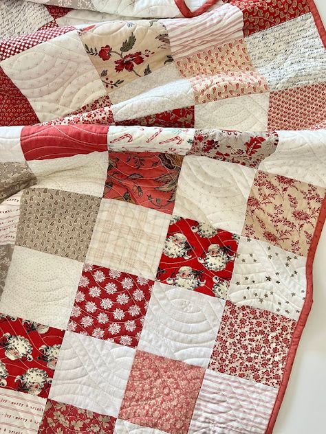 Gigi's Thimble: A Simple Charm Quilt Tutorial 2.0 Christmas Lap Quilts Free Pattern, Beginner Christmas Quilt Patterns, Simple Christmas Quilts, 2 Charm Pack Quilts, Simple Christmas Quilt, Simple Quilt Ideas, Christmas Patchwork Quilt, Scrappy Christmas Quilts, Churn Dash Quilt Ideas