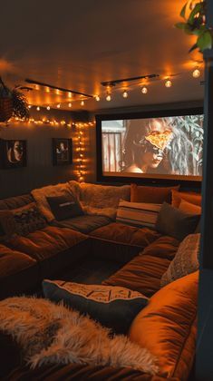 Cozy Movie Room, Small Movie Room, Small Theater Room, Home Theatre Room Ideas, Hangout Room Ideas, Small Theatre Room Ideas, Theatre Room Ideas, Movie Theater Rooms, Hangout Room