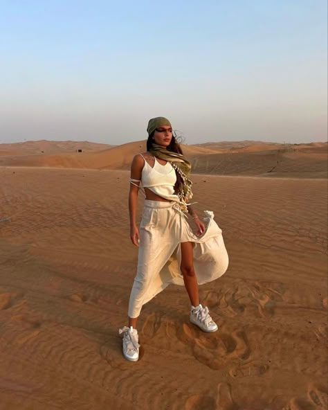 Dessert Outfit Dubai, Dubai Sand Dunes Outfit, Sand Dunes Outfit, Dessert Outfit, Egypt Outfits, Desert Photoshoot Ideas, Dubai Outfit, Desert Outfit, Morocco Fashion