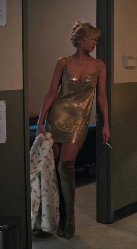 Gold Metallic Slip Dress of Kelly Reilly as Bethany "Beth" Dutton in Yellowstone Beth Dutton Yellowstone Outfits, Yellowstone Party, Beth Dutton Style, Yellowstone Tv Series, Joanne Kelly, Yellowstone Outfits, Green Cropped Hoodie, Kelly Reilly, Beth Dutton