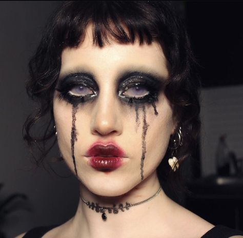 Vampire Makeup Inspiration, Ghost Inspired Makeup, Posessed Makeup, Creepy Makeup Looks Easy, Insane Makeup Looks, Fake Tears Makeup, Scary Eye Makeup, Gothic Fairy Makeup, Ghost Band Makeup