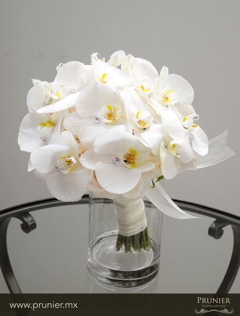 Orquid wedding bouquet www.prunier.mx White Jeans For Men, White Tuxedo Wedding, White Orchid Bouquet, Orchid Bouquet Wedding, Orchid Bouquet, Bridal Bouquet Flowers, Orchid Wedding, Hand Bouquet, White Orchids