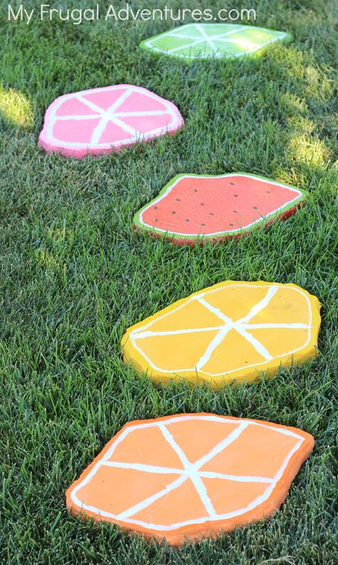 Piscina Laguna, Painted Stepping Stones, Stepping Stones Diy, Garden Stepping Stones, Garden Steps, Garden Decor Projects, School Garden, Outdoor Decor Backyard, Garden Stones