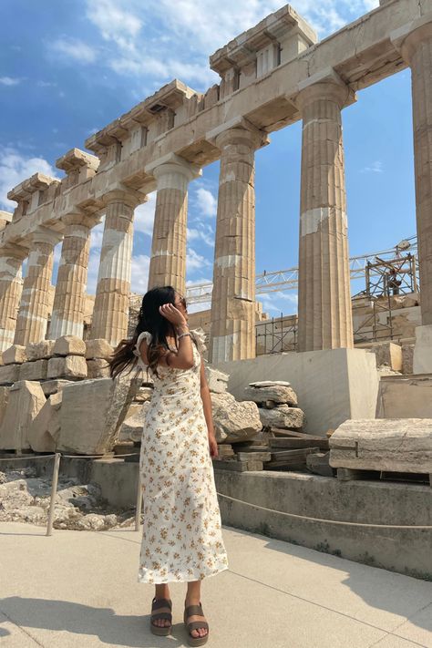 Athens Photo Ideas, City Break Outfit Summer, City Break Outfit Spring, Floral Dress Aesthetic, Athens Vacation, Greece Girl, Acropolis Greece, Greece Cruise, City Break Outfit