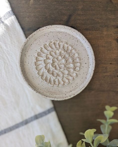 🧄🧄🧄Here is a garlic grater dish for all garlic lover! 🧄🧄🧄 #garlicbread #garliclovers #ceramics #cookware #kitchenaccesories #garlicbutter #italianherb #grater #gingerlove #kitchentools #farmhousestyle #vintagestyle #minimalcooking #modernhome #speckled #stonewarepottery #dishwashersafe #foodie #cooktips #bakinglove #cheftalk #homecooking #homecook Ceramic Garlic Grater, Garlic Grater, Modern Kitchen Accessories, Kitchen Accesories, Pottery Dishes, Diy Pottery, Pottery Classes, Hobby Shop, Stoneware Pottery