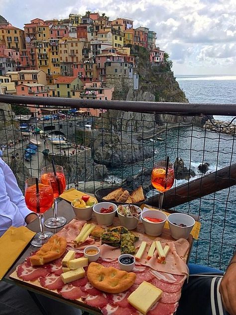 [Nessun Dorma, Manarola] Great food spot with views of the colorful houses in Manarola. No pizzas or pastas. Come for bruschetta, charcuteries, focaccia, Aperol Spritz, and pesto. [4-38€, CASH ONLY] Sestri Levante, Cinque Terre Italy, Travel Italy, Cinque Terre, Planning Tips, Travel Inspo, Dream Destinations, Travel Aesthetic, Italy Travel