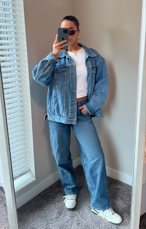 Matching Jeans And Jacket, Denim Jacket Fits Aesthetic, Outfits With Jean Jacket Aesthetic, Large Denim Jacket Outfit, All Demin Outfits, How To Style Oversized Jean Jacket, Outfit Jeans Bleu, Jean Bleu Outfit, Oversized Denim Jacket Outfit Aesthetic