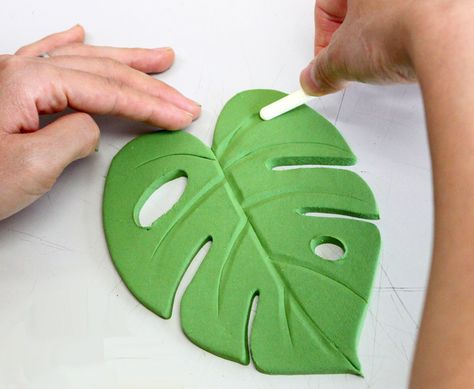 Make lots of plumeria and monstera leaves and have fun decorating! Description… Fondant Leaves, Flori Fondant, Craft Ideas Paper, Making Fondant, Hanging Craft Ideas, Dinosaur Birthday Cakes, Safari Cakes, Fondant Animals, Hanging Craft