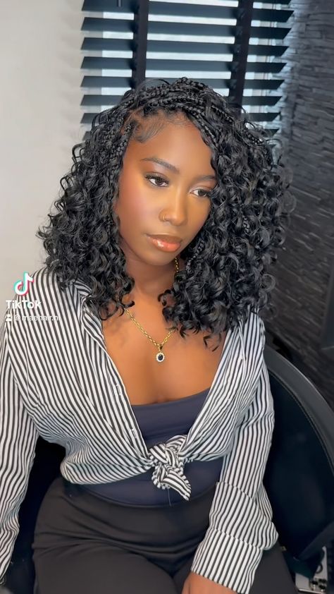 MAÉ HAIR | HUMAN BULK HAIR | NETHERLANDS | Use our water wave curls for the perfect boho bob braids 😻 Bestel via www.maehair.nl. #stitchbraids #knotlessbraids #softlocs… | Instagram Bora Bora Bob Braids, Braid Styles With Human Hair, Chic Braids For Black Women, Boho Braids Black Women Human Hair, Box Braid Bob With Curls, Box Braids With Crochet Hair, Braids With Curls In The Back Natural, Short Boohoo Knotless Braids, Boho Tree Braids